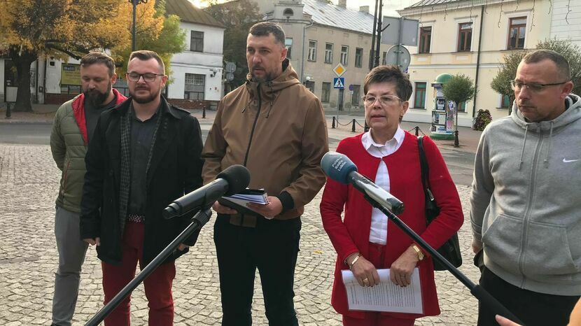 Radni Koalicji Obywatelskiej przekazali dziennikarzom stenogramy z sesji/ 