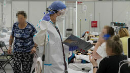 W poniedziałek w szpitalu tymczasowym w Targach Lublin było jeszcze 27 wolnych miejsc. Ale ciężko chorzy i tak musieli być w weekend wożeni do Tomaszowa Lubelskiego, bo tu odpowiedniej pomocy by nie dostali