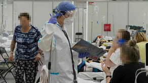 W poniedziałek w szpitalu tymczasowym w Targach Lublin było jeszcze 27 wolnych miejsc. Ale ciężko chorzy i tak musieli być w weekend wożeni do Tomaszowa Lubelskiego, bo tu odpowiedniej pomocy by nie dostali