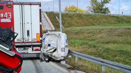 Tragedia na S17. Ciężarówka uderzyła w busa służby drogowej, nie żyje 23-latek