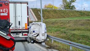 Tragedia na S17. Ciężarówka uderzyła w busa służby drogowej, nie żyje 23-latek