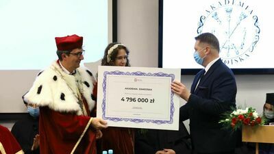 Inauguracja roku na najmłodszej uczelni w Polsce. Minister Czarnek miał drogi prezent