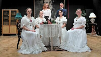 Uczniowie na jubileusz swojej szkoły przygotowali spektakl „Wzorowe małżeństwo” według Tadeusza Różewicza oraz fragmenty „Promethidiona” Cypriana Kamila Norwida 