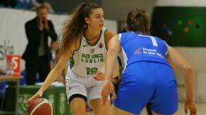 W nieco ponad pół godziny Martina Fassina (z piłką) zdobyła 22 punkty i miała również 5 zbiórek, 4 przechwyty i 3 asysty.