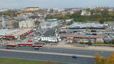 Łącznie w okolicy dworca na Podzamczu kursują 23 spośród 62 stałych linii dziennych komunikacji miejskiej (nie licząc sezonowej linii GAJ, tymczasowej 725, zjazdowych 904, 917, 922 i 950 oraz Białej i Zielonej)