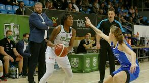 Kamiah Smalls (z piłką) zdobyła 19 punktów dla zespołu z Lublina
