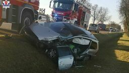 Wypadek na drodze K-2. Jeden z kierowców został uwięziony w aucie