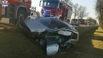 Wypadek na drodze K-2. Jeden z kierowców został uwięziony w aucie