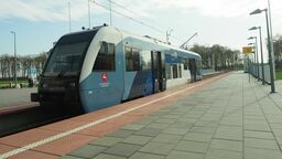 Specjalnie na potrzeby lotniska wybudowano tor kolejowy kończący się tuż obok terminala