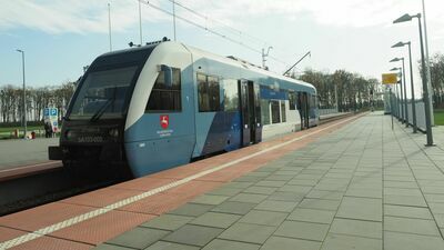 Specjalnie na potrzeby lotniska wybudowano tor kolejowy kończący się tuż obok terminala