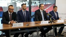 Artur Soboń, Tomasz Hryniewicz, Tomasz Hinc i Paweł Maj podczas dzisiejszej konferencji mieli ogłosić podpisanie umowy oraz odpowiedzieć na pytania o jej założenia. Zamiast tego, po krótkich wystąpieniach zapowiadających wzajemną współpracę, pożegnali się i opuścili salę