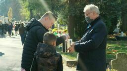 Na cmentarzu  kwestuje m.in. dr Dariusz Kopciowski, wojewódzki konserwator zabytków. 