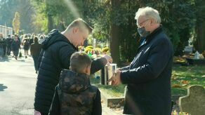 Na cmentarzu  kwestuje m.in. dr Dariusz Kopciowski, wojewódzki konserwator zabytków. 