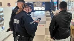 Patrole policji w galeriach handlowych: A maseczka gdzie?