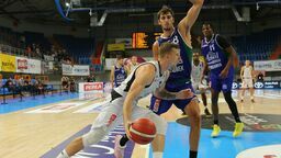 Mateusz Dziemba (z piłką) liczy, że Polski Cukier Pszczółka Start Lublin odniesie pierwsze w tym sezonie zwycięstwo w hali Globus

