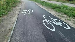 Czy piesi na tej ścieżce muszą słuchać "epitetów"?