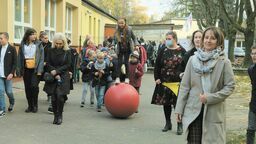 60 lat minęło jak jeden dzień. SP 29 w Lublinie świętuje, sadząc dąb pamięci [zdjęcia]