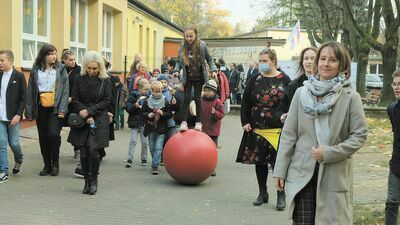 60 lat minęło jak jeden dzień. SP 29 w Lublinie świętuje, sadząc dąb pamięci [zdjęcia]