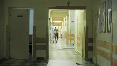 Młoda kobieta trafiła na Oddział Leczenia Alkoholowych Zespołów Abstynencyjnych. Sprawę jej śmierci bada prokuratura.