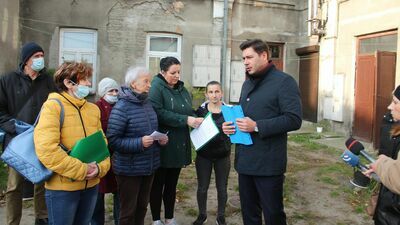 Poseł PiS Dariusz Stefaniuk spotkał się z mieszkańcami kamienicy przy ulicy Moniuszki 