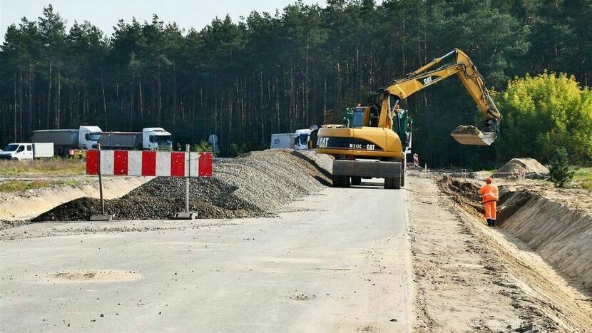 Kielecka firma Trakt buduje brakujący fragment drogi łączącej Borową k. Dęblina z położonym kilkaset metrów za wioską przystankiem kolejowym