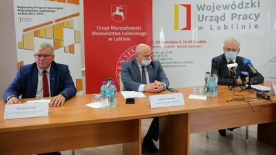 Marszałek województwa (w środku) przekonuje, że nie ma już żadnych przeszkód, aby Komisja Europejska odblokowała program REACT EU