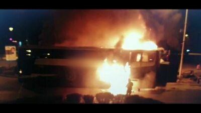 W centrum miasta autokar stanął w ogniu. W środku 31 osób [NAGRANIE]