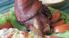 Tak podaje się golonkę w Karczmie Biesiada w Wojciechowie
