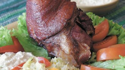 Tak podaje się golonkę w Karczmie Biesiada w Wojciechowie
