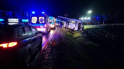 Autobus ze szkolną wycieczką wpadł do rowu. Podróżowali nim uczniowie spod Łukowa