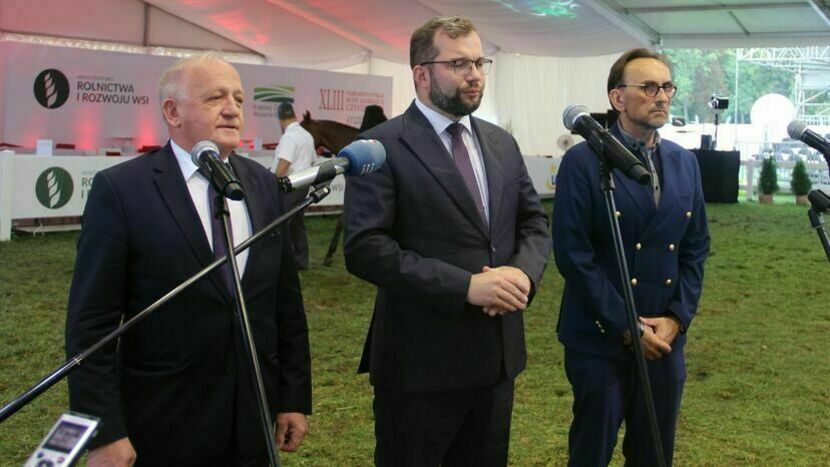 Prezes stadniny Lucjan Cichosz (z lewej) chce inwestować w rozwój bazy hodowli bydła 