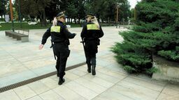 W Lublinie początkujący strażnik dostaje przez rok 3000 zł (czyli 2200 zł „na rękę”). Po roku awansuje, a jego wynagrodzenie brutto rośnie o 200 zł