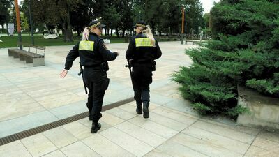 W Lublinie początkujący strażnik dostaje przez rok 3000 zł (czyli 2200 zł „na rękę”). Po roku awansuje, a jego wynagrodzenie brutto rośnie o 200 zł