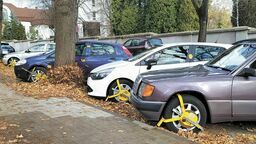 Strażnicy przestali upominać kierowców przy ul. Raabego, a zaczęli karać. Na kołach stojących ukośnie samochodów pojawiły się blokady