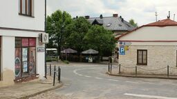 Janowiec liczy obecnie niecały tysiąc mieszkańców. Był miastem przez 332 lata, od 1537 roku do 1869. Obecnie ma szansę na ich odzyskanie, ale warunkiem jest zgoda radnych reprezentujących całą gminę