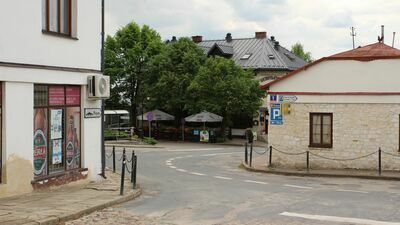 Janowiec liczy obecnie niecały tysiąc mieszkańców. Był miastem przez 332 lata, od 1537 roku do 1869. Obecnie ma szansę na ich odzyskanie, ale warunkiem jest zgoda radnych reprezentujących całą gminę