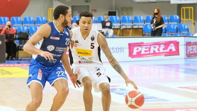 Elijah Wilson (z lewej) już w poprzednim sezonie miał okazję zapoznać się z halą Globus

