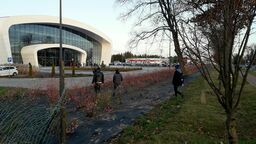 Piesi zmierzający na sobotni mecz w nowej hali sportowej gremialnie przechodzą przez nowy
zieleniec.   Innej   drogi   dla   niezmotoryzowanych   nie   przewidziano.   Ten   błąd   ma   zostać
naprawiony