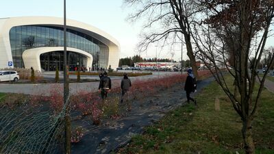 Piesi zmierzający na sobotni mecz w nowej hali sportowej gremialnie przechodzą przez nowy
zieleniec.   Innej   drogi   dla   niezmotoryzowanych   nie   przewidziano.   Ten   błąd   ma   zostać
naprawiony