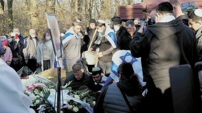 Uroczystości pogrzebowe odbyły się w  archikatedrze w Lublinie, mszy przewodniczył arcybiskup Stanisław Budzik, a homilię wygłosił biskup Mieczysław Cisło. Dalsza część uroczystości pogrzebowych odbyła się na cmentarzu żydowskim w Izbicy.