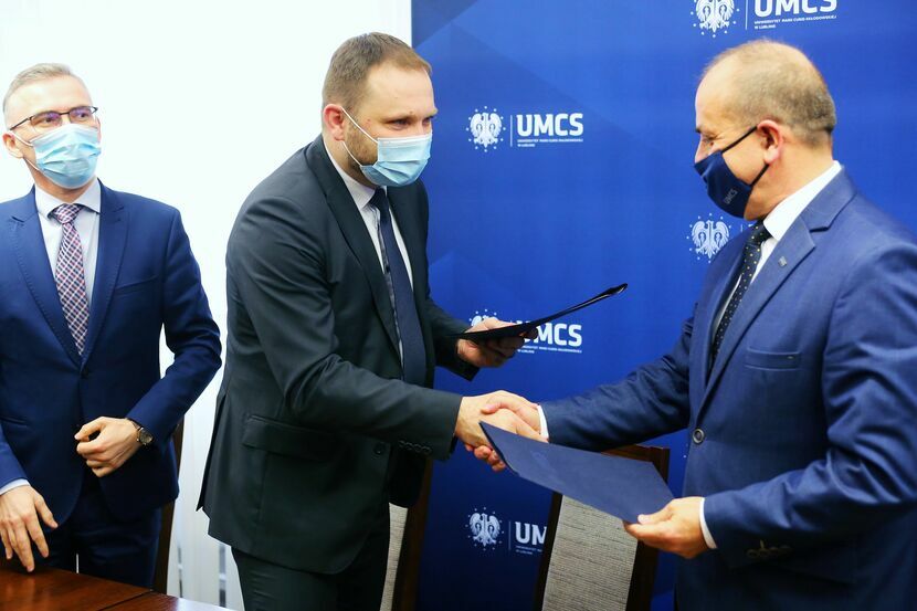 Przemysław Koch, dyrektor COI i prof. Radosław Dobrowolski, rektor UMCS podpisali wczoraj porozumienie o współpracy