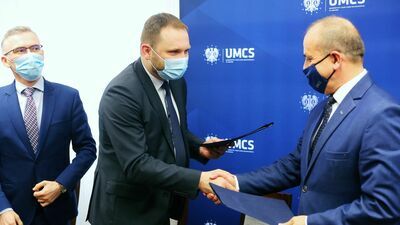 Przemysław Koch, dyrektor COI i prof. Radosław Dobrowolski, rektor UMCS podpisali wczoraj porozumienie o współpracy