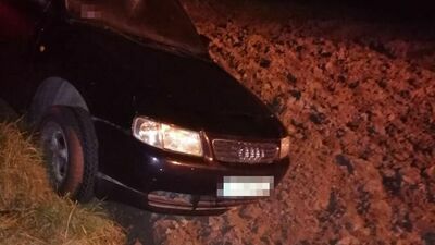 Samochód w rowie, a w środku kompletnie pijany kierowca