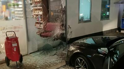 Chciała zaparkować tuż przy wejściu. Wjechała w witrynę stacji