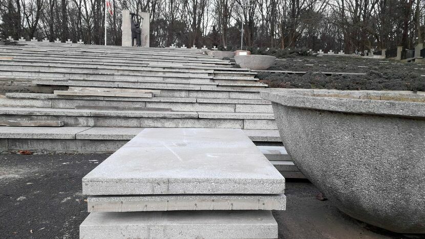 Pracownicy miejskiej spółki Nieruchomości Puławskie starają się ustabilizować ruchome elementy lastrykowych stopni cmentarnych schodów. Wzmacniają i wyrównują ich podbudowę, a uszkodzone elementy wymieniają na nowe