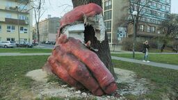 Wielka, czerwona ręka z centrum Lublina uszkodzona. Wiadomo, kto to zrobił