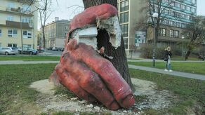 Wielka, czerwona ręka z centrum Lublina uszkodzona. Wiadomo, kto to zrobił