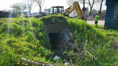 Szczelina przeciwlotnicza znajduje się w pobliżu torów kolejowych