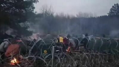 Pełna napięcia noc na granicy. Namioty, zasieki, ogniska