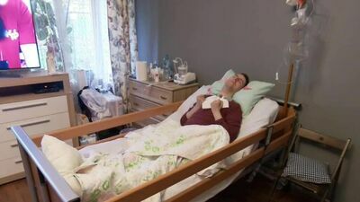 Pani Edyta mieszka w zagrzybionym mieszkaniu z synem w śpiączce